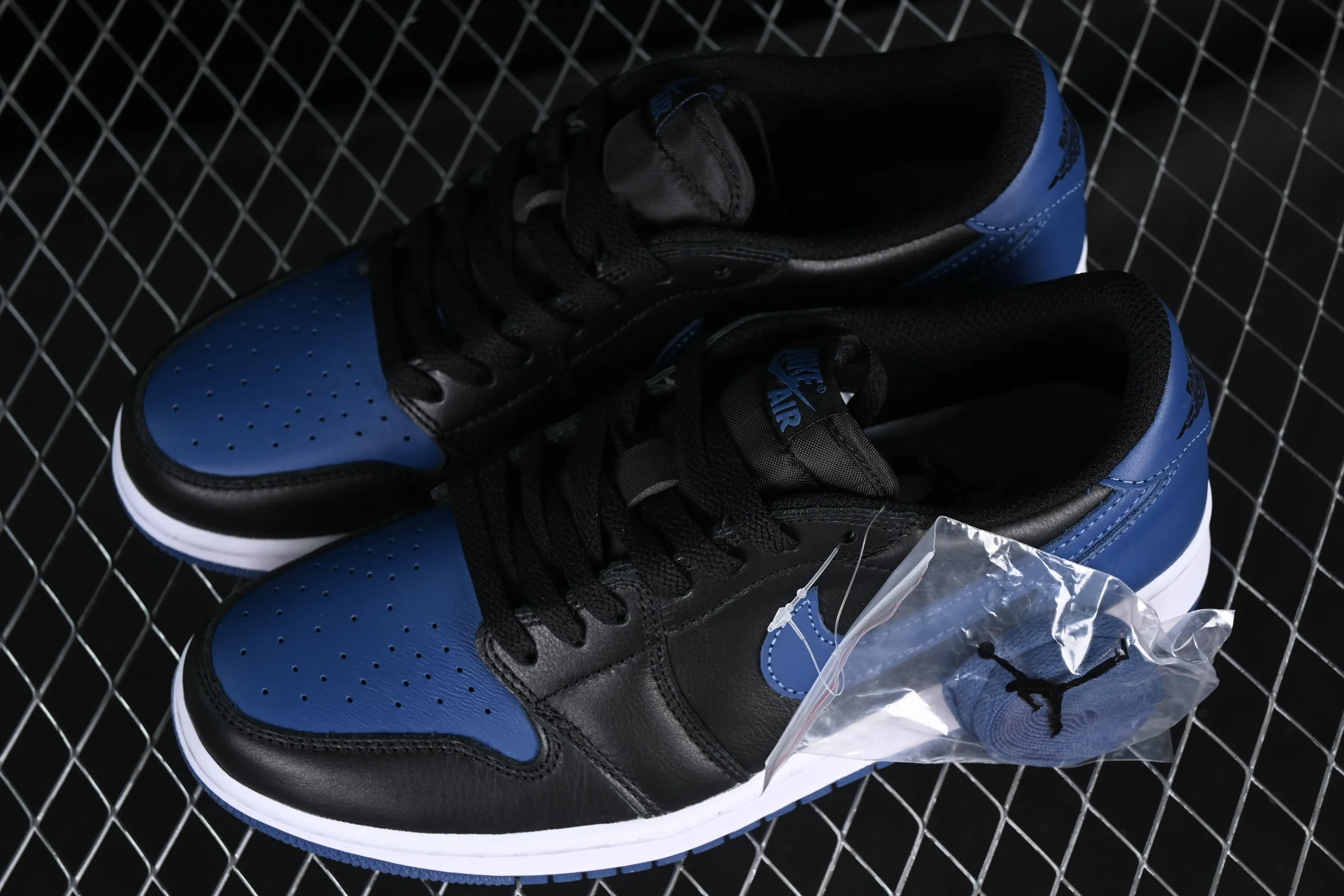 All categories Air Jordan Jordan series basketball shoes Air Jordan 1 Low G version pure original Air Jordan 1 Low OG AJ1 Joe 1 customized version black and blue full head layer low-top basketball shoes CZ0775-041